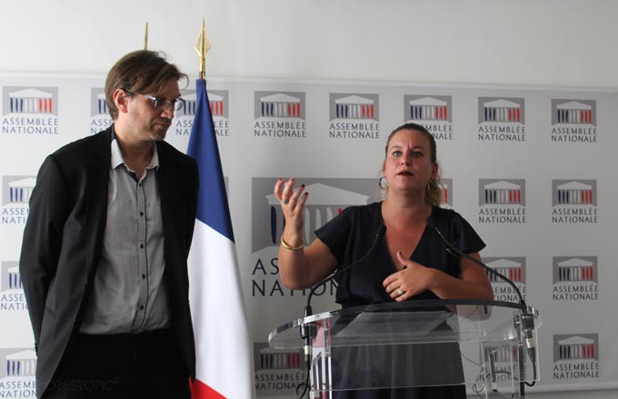 Les députés Hendrik Davi (à gauche) et Mathilde Panot (à droite) (crédit photo: CC/Forestopic)