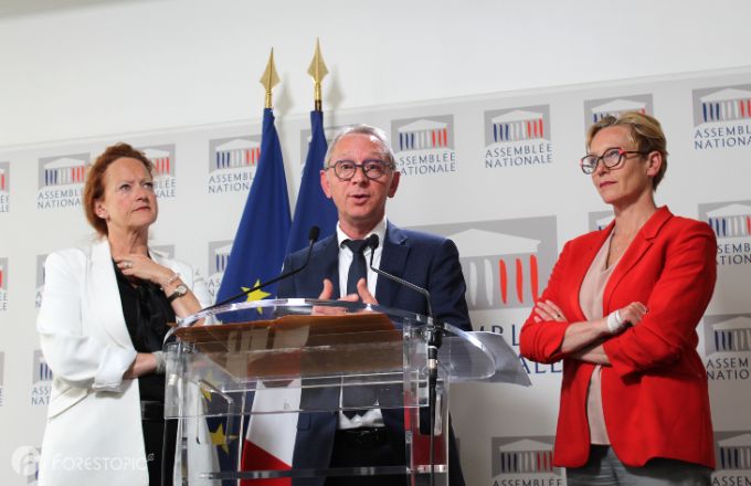 De gauche à droite, les députés Anne-Cécile Violland, Stéphane Delautrette et Véronique Riotton (crédit photo: CC/Forestopic)