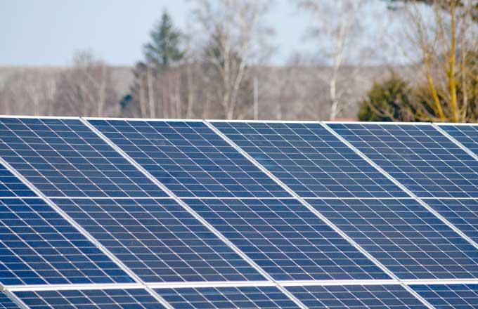Des panneaux photovoltaïques dans les espaces forestiers? De nouvelles règles se préparent