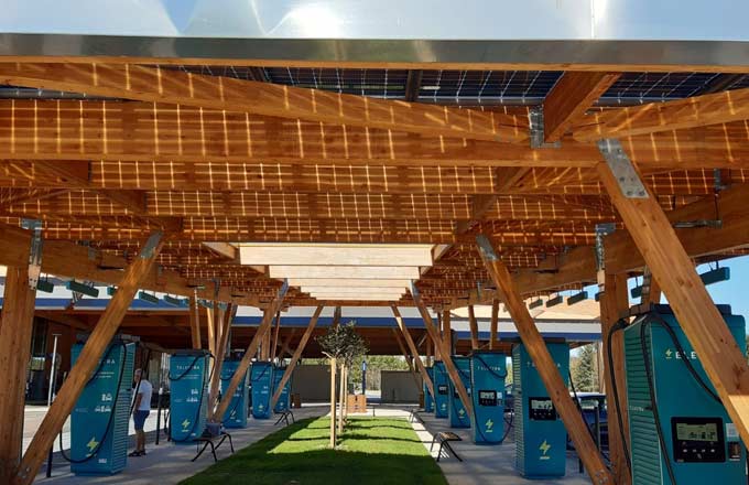 Le soleil brille pour les ombrières photovoltaïques en bois